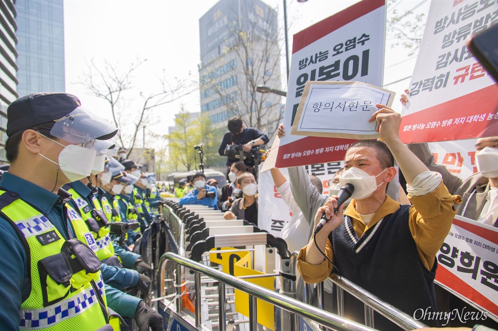  일본 방사능 오염수 방류 저지 대학생 긴급 농성단 소속 대학생들이 20일 오후 서울 종로구 일본대사관이 입주한 빌딩 앞에서 일본의 방사능오염수 방류방침 즉각 취소를 요구하며 삭발식을 마치고 항의 서한을 전달하기 대치하고 있다.