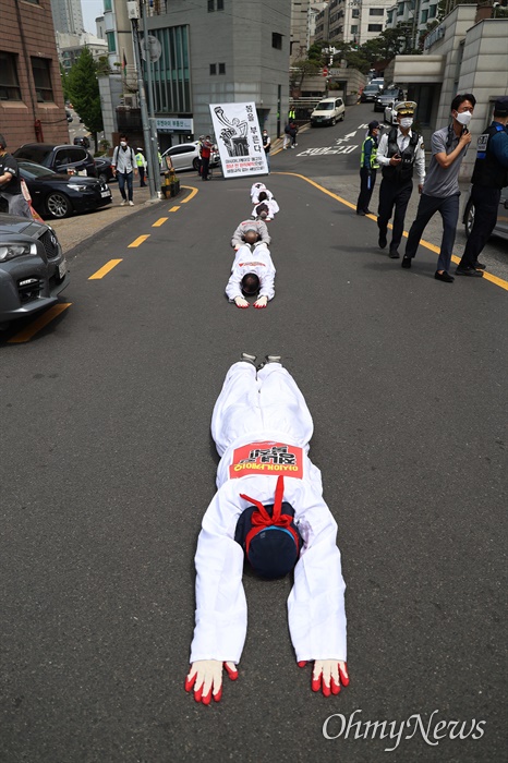  정리해고된 아시아나항공기 청소노동자들과 아시아나케이오 정리해고 원직복직을 위한 공대위 회원들이 22일 오후 서울 용산구 한남동에서 복직을 촉구하며 박삼구 금호문화재단 이사장 자택까지 오체투지를 하고 있다.