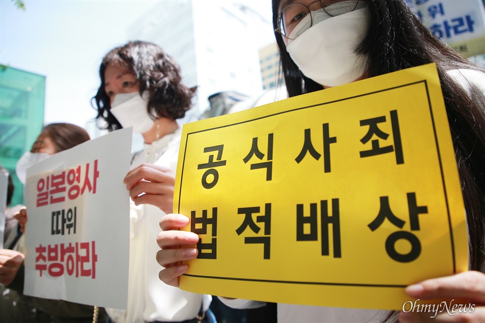  28일 부산 동구 일본영사관 앞에서 일본군 ‘위안부’ 문제해결을 위한 부산여성행동 주최로 64차 부산 수요시위가 열리고 있다.