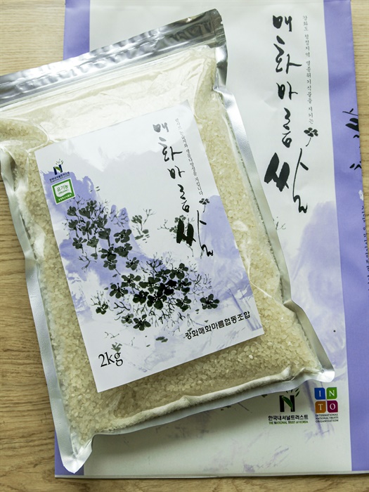  매화마름 논습지에 생산한 매화마름쌀. 지역주민들은 친환경 농법을 통해 쌀로 소득을 올리고 있다.?