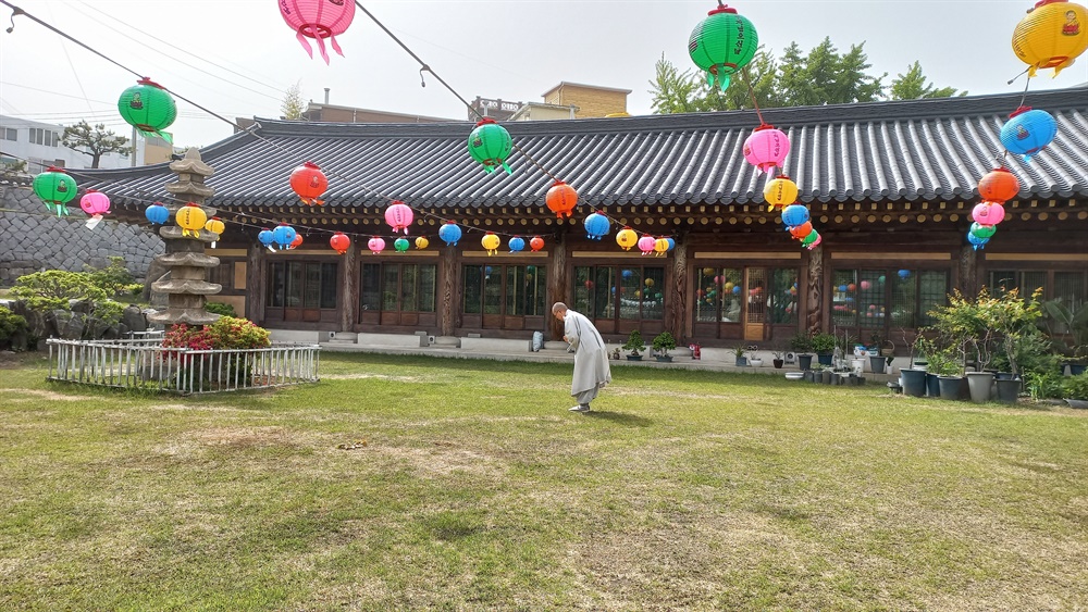  1대 만선 스님은 6.25 한국전쟁 이후 피난민들을 위한 쉼터로 사찰을 제공했다. 전쟁으로 부모를 잃거나 의지할 곳 없는 이들도 기꺼이 안았다.