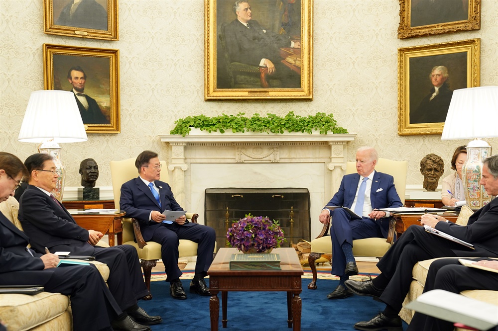  문재인 대통령이 21일 오후(현지시간) 백악관 오벌오피스에서 조 바이든 미국 대통령 등이 참석한 가운데 열린 소인수 회담을 하고 있다.