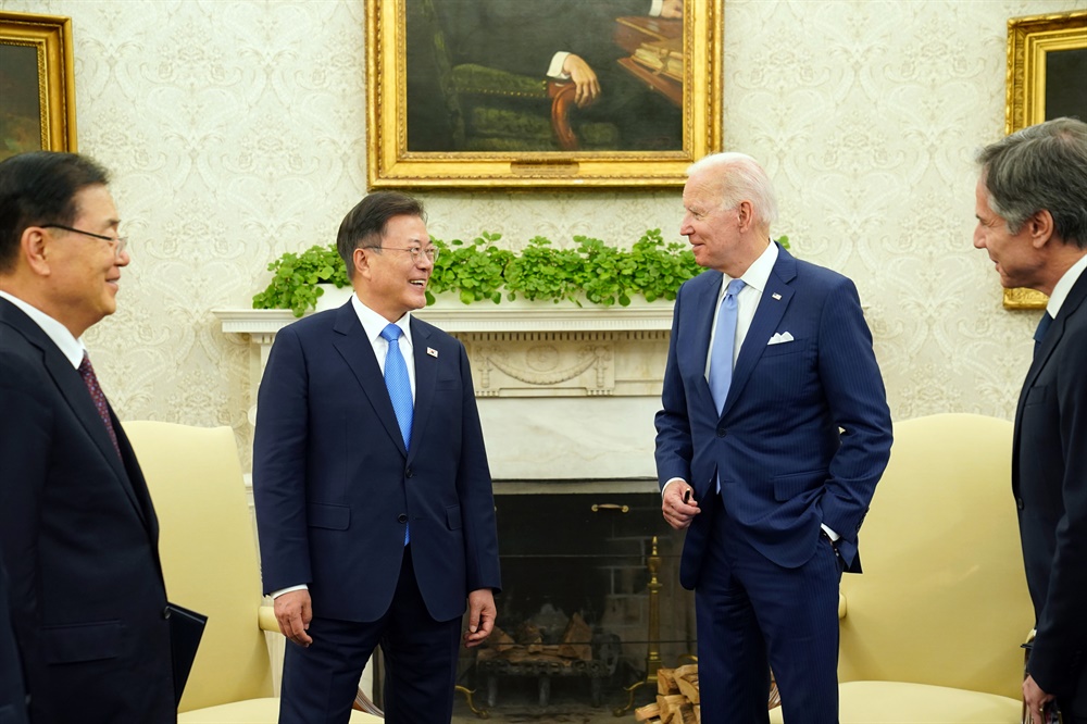  문재인 대통령이 21일 오후(현지시간) 백악관 오벌오피스에서 조 바이든 미국 대통령 등이 참석한 가운데 열린 소인수 회담을 하고 있다.