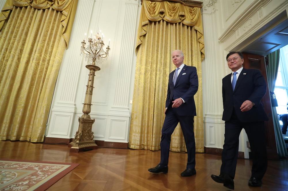  문재인 대통령과 조 바이든 미국 대통령이 21일 오후(현지시간) 백악관에서 정상회담 후 공동기자회견을 하고 있다. 
