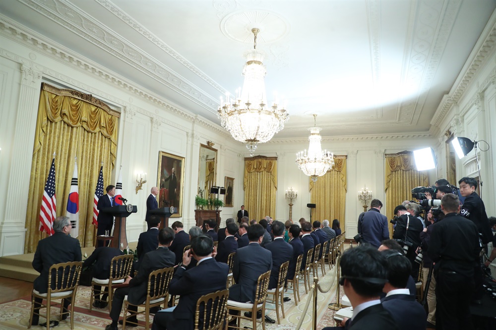  문재인 대통령과 조 바이든 미국 대통령이 21일 오후(현지시간) 백악관에서 정상회담 후 공동기자회견을 하고 있다.