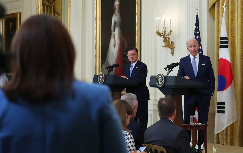  문재인 대통령과 조 바이든 미국 대통령이 21일 오후(현지시간) 백악관에서 정상회담 후 공동기자회견을 하고 있다.

