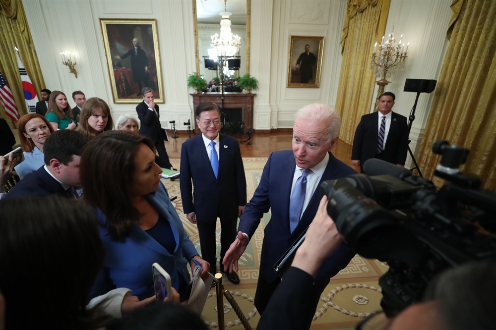  문재인 대통령과 조 바이든 미국 대통령이 21일 오후(현지시간) 백악관에서 공동기자회견장을 나서고 있다.