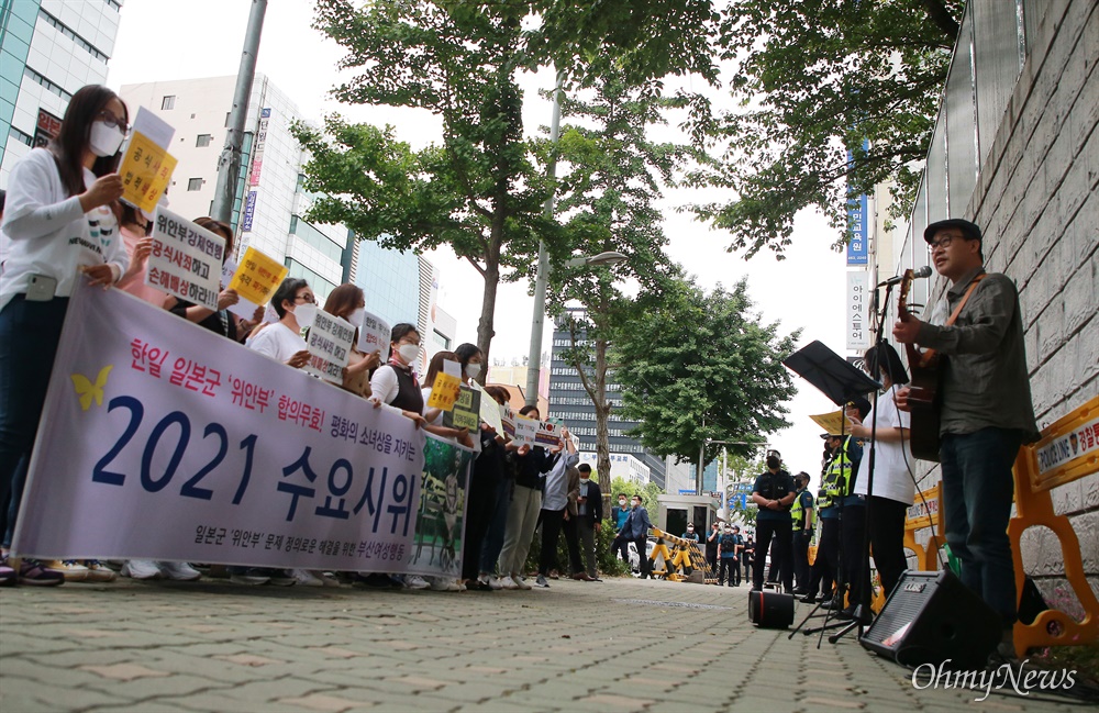  26일 부산 동구 일본영사관 평화의 소녀상 앞에서 65차 부산 수요시위 행사가 열리고 있다. 