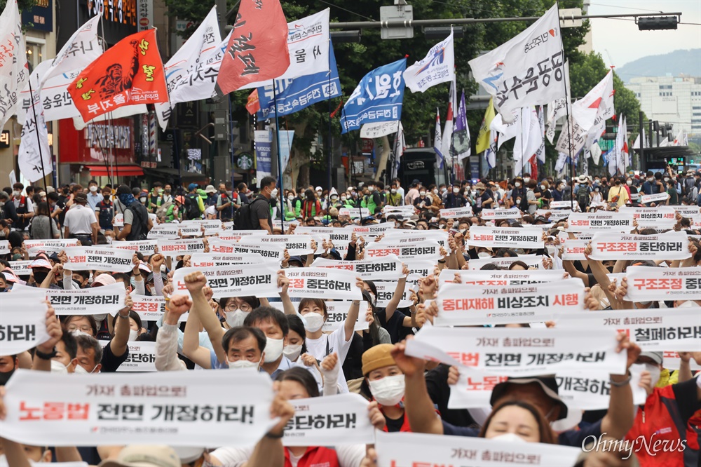  전국민주노동조합총연맹(민주노총) 조합원들이 3일 오후 서울 종로2가에서 열린 전국노동자대회에 참석해 노동법 전면 개정과 비정규직 철폐, 최저임금 인상 등을 요구하며 구호를 외치고 있다.