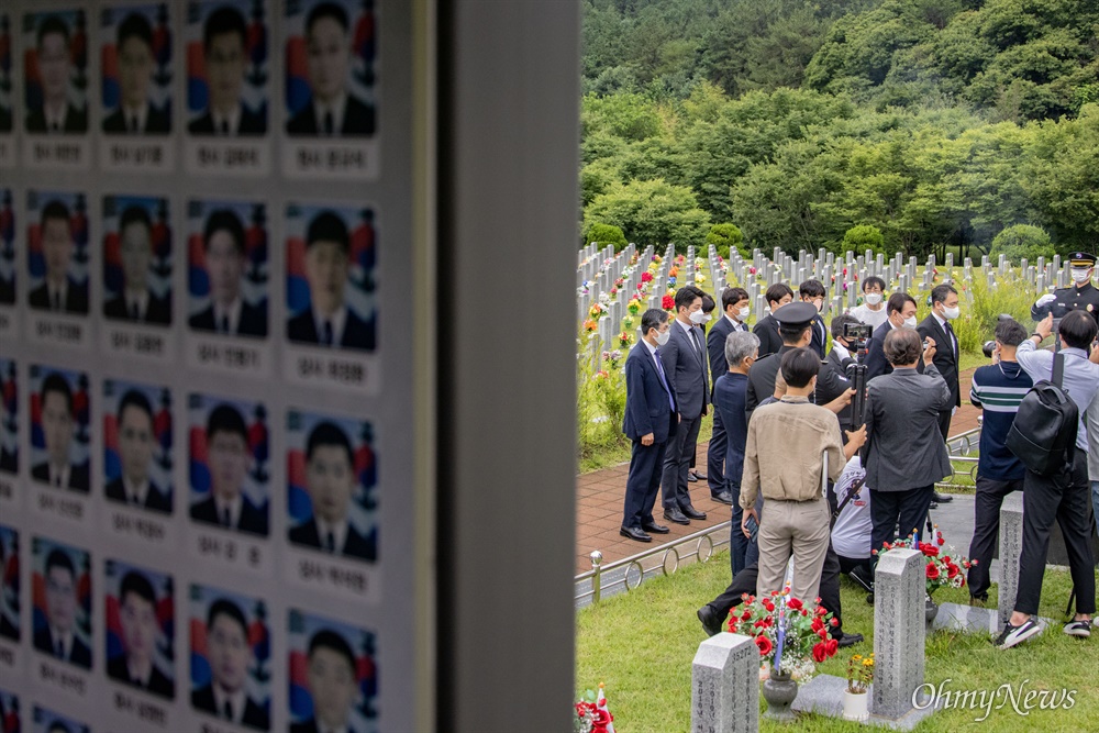  대선출마선언을 한 윤석열 전 검찰총장이 6일 오전 대전현충원 천안함 46용사 묘역을 방문해 참배하고 있다. 