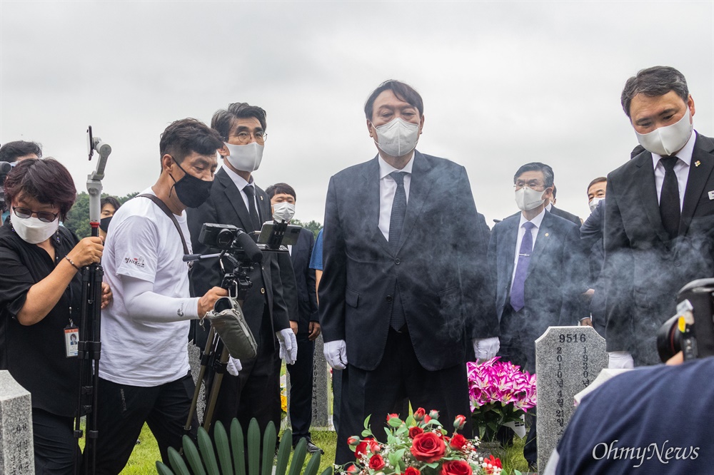  대선출마선언을 한 윤석열 전 검찰총장이 6일 오전 대전현충원 제2연평해전 전사자 묘역을 참배를 마치고 묘비를 살펴보고 있다.