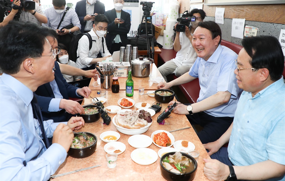 돼지국밥집 마주앉은 윤석열-장제원 윤석열 전 검찰총장이 27일 낮 부산 서구에 있는 한 돼지국밥집에서 부산 지역구를 둔 국민의힘 장제원 의원 등과 식사하고 있다.