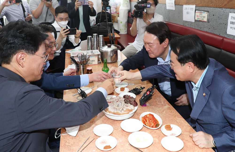  윤석열 전 검찰총장이 27일 낮 부산 서구에 있는 한 돼지밥집에서 국민의힘 부산 국회의원들과 식사하면서 소주잔을 부딪치고 있다. 