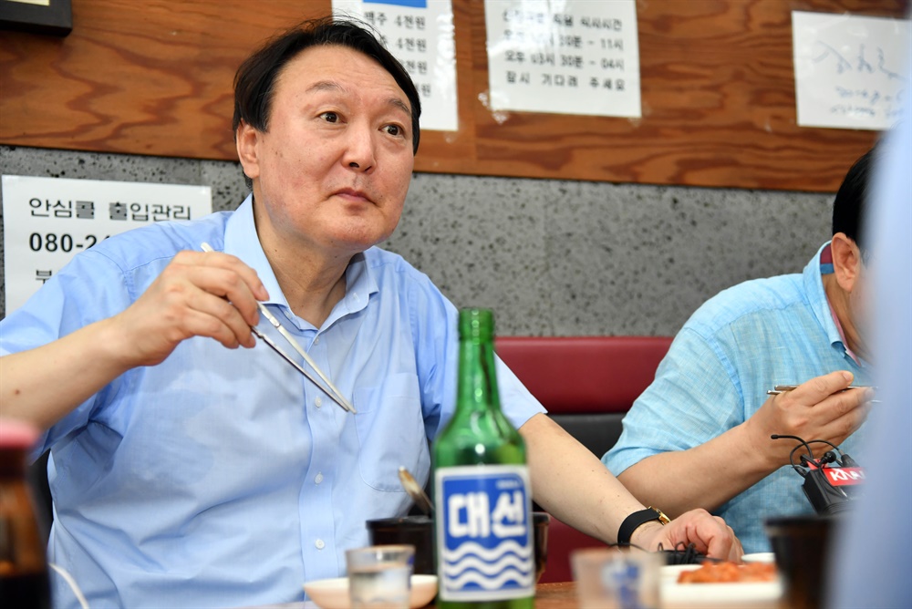  윤석열 전 검찰총장이 27일 낮 부산 서구에 있는 한 돼지국밥집에서 국민의힘 부산 국회의원들과 식사하고 있다.