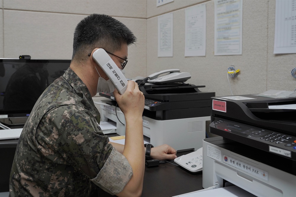 군 통신연락선 복원 북한이 11일 오전 남북연락사무소와 동·서해 지구 군 통신선 개시 통화에 모두 응하지 않았다.？사진은 남북 간 통신연락선이 복원된 지난달 27일 오후 군 관계자가 서해지구 군 통신선을 활용해 시험통화를 하는 모습.