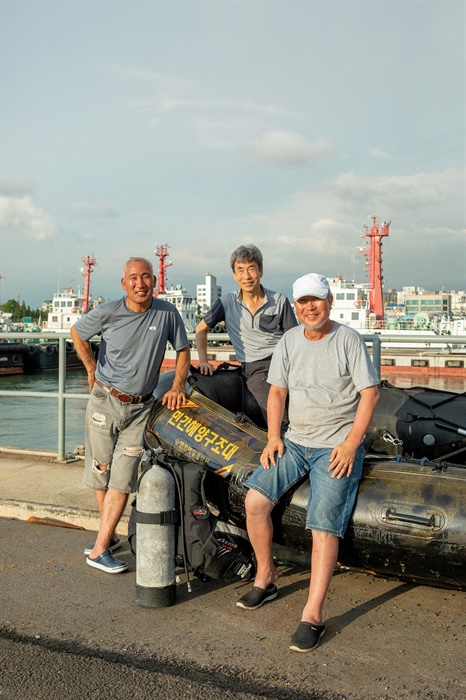  바다를 마시고, 바다에서 살다, 바다로 돌아갈 바다 사나이들. 민간 구조 요원 황민선, 이춘실, 오인성씨(왼쪽부터)