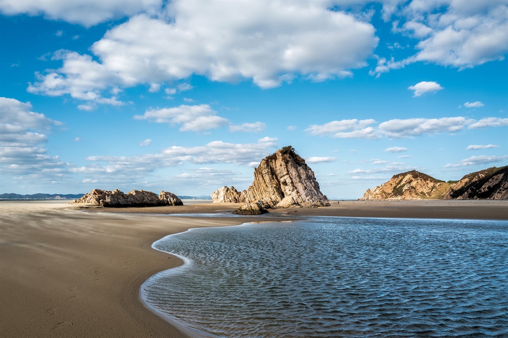  대청도는 고운 모래로 덮인 해변과 광활한 해안사구가 돋보이는 섬이다.