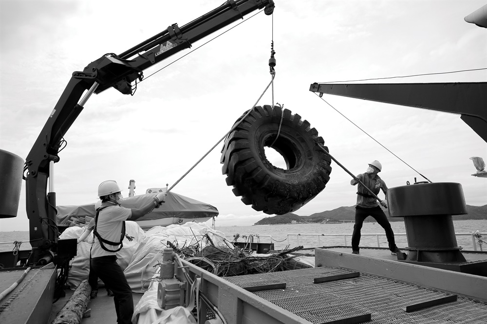  250kg은 되는 대형 타이어를 바다에서 건져 올린 '씨클린호’ 사람들. 고되고 위험한 일이 그들에겐 일상이다.