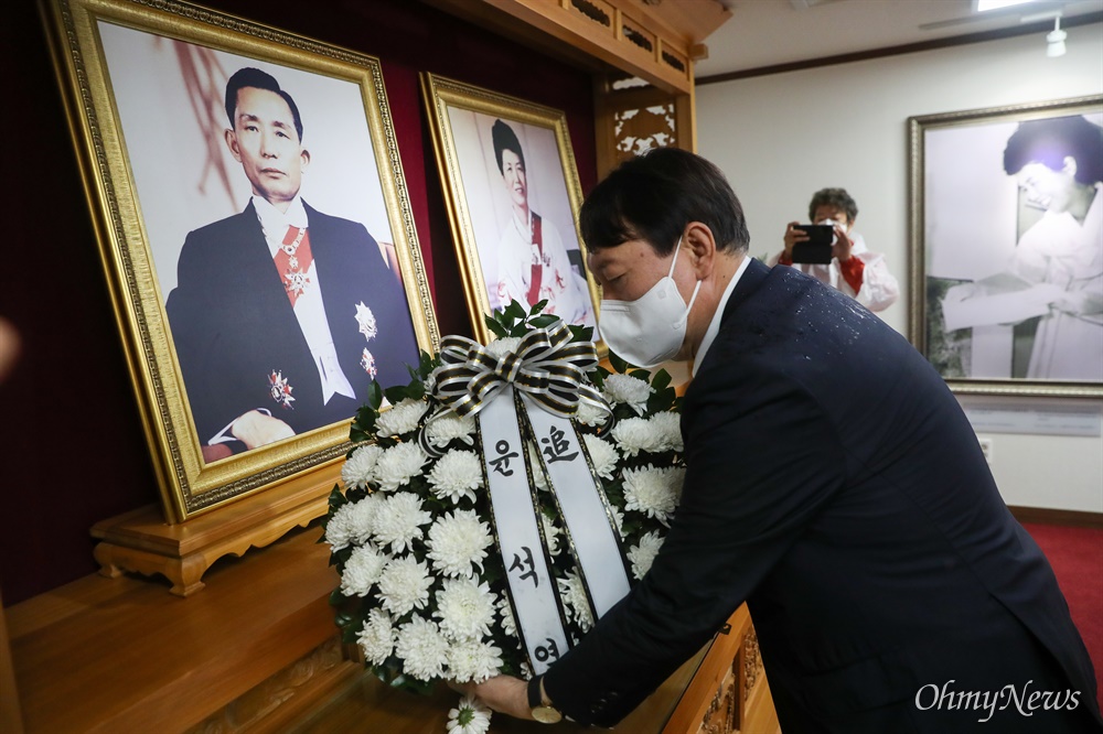  윤석열 국민의힘 대선경선 후보가 17일 오전 경북 구미시 상모동 박정희 전 대통령 생가를 찾아 추모하고 있다.