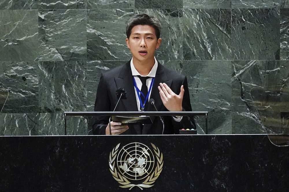  그룹 BTS(방탄소년단)의 리더 RM이 20일(현지시각) 뉴욕 유엔본부 총회장에서 열린 제2차 SDG Moment(지속가능발전목표 고위급회의) 개회식에서 발언하고 있다. 2021.9.20