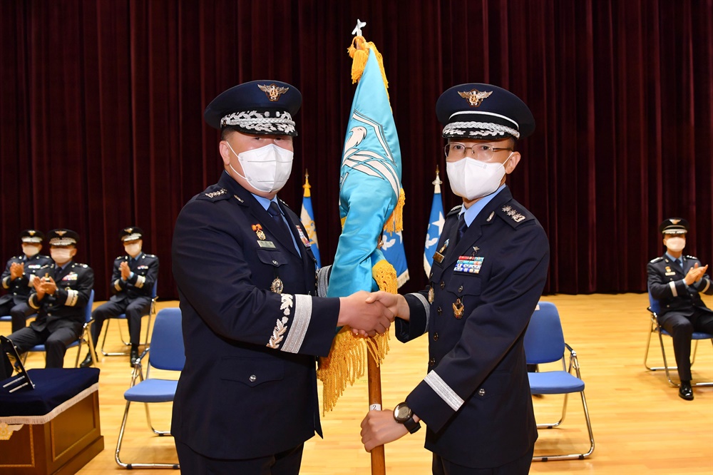  공군이 1일 군사경찰단 업무 중 독립적으로 수사 업무만을 전담하는 공군본부 직할부대 '공군수사단'을 창설했다고 밝혔다. 사진은 전날 계룡대 공군본부에서 열린 '공군수사단' 창설식에서 박인호 공군참모총장(왼쪽)이 초대 수사단장 곽상훈 대령(공사 39기, 오른쪽)에게 부대기를 이양하는 모습. 2021.10.1
   