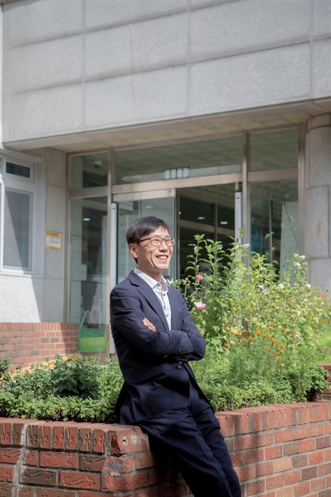  "위기는 곧 기회"라고 말하는 윤정열 교장이 활짝 웃고 있다.