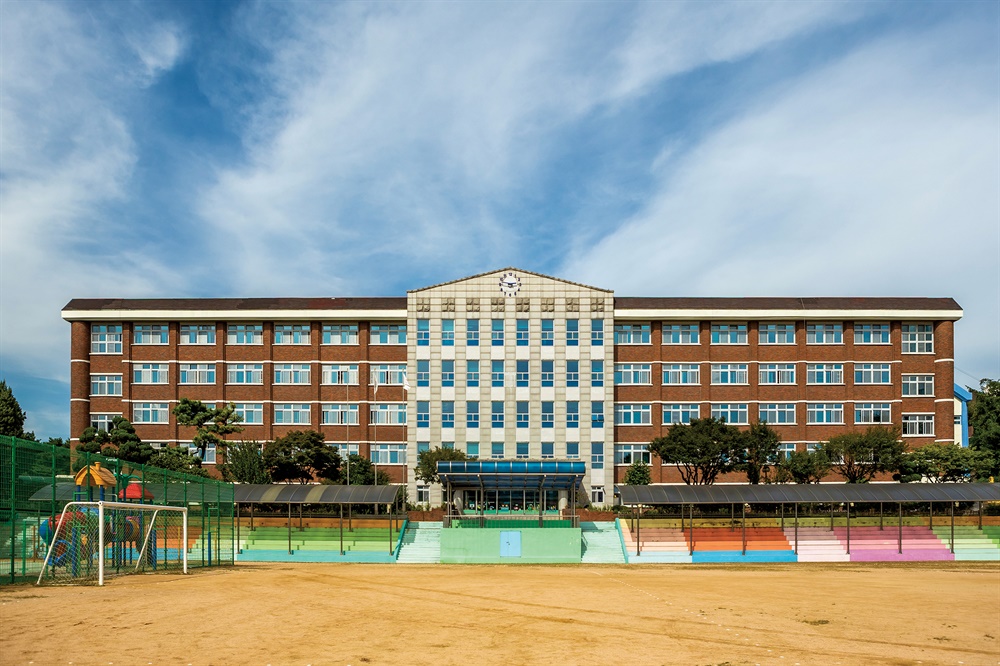  중구 답동에 자리한 인천신흥초등학교 풍경. 대한민국 대표 조각가 고정수 작가에게 지난 학창 시절은 추억이자 영감(靈感)이다. 