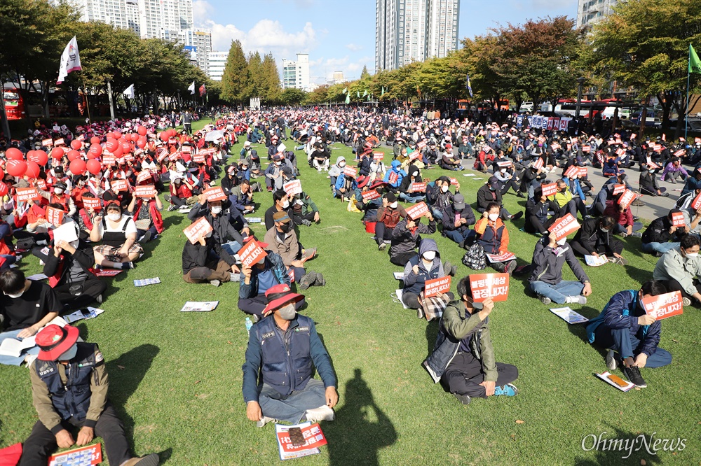  민주노총이 10.20 총파업에 들어간 가운데, 20일 부산 부산진구 송상현 광장에서 1만여(주최 측 추산) 노동자들이 집결해 파업 집회를 열고 있다. 민주노총은 이날 수도권은 서울, 그리고 부산 등 전국 13개 시도에서 "불평등체제 타파"를 촉구했다.