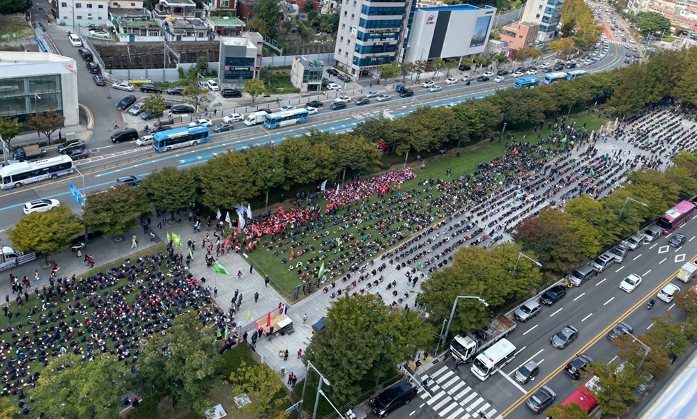  20일 부산 송상현 광장을 가득 메운 민주노총 부산지역 조합원들. 주최 측은 1만여명이 집결했다고 밝혔다. 