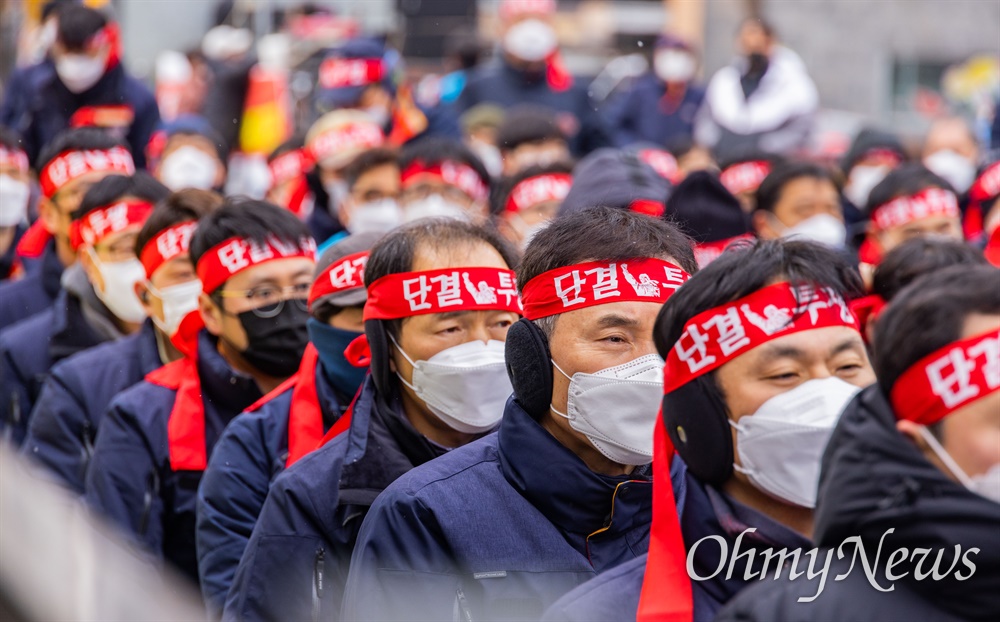  전국택배노동조합 우체국본부 조합원들이 17일 오후 서울 종로구 청와대 인근에서 우체국의 사회적 합의 불이행 규탄 무기한 단식농성 돌입 결의대회를 열고 있다. 