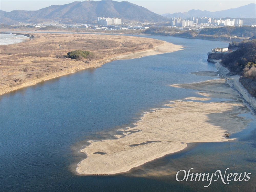  2월 5일 낙동강 합천창녕보 상류에 있는 우곡교 쪽에 모래톱이 생겨나 있다.