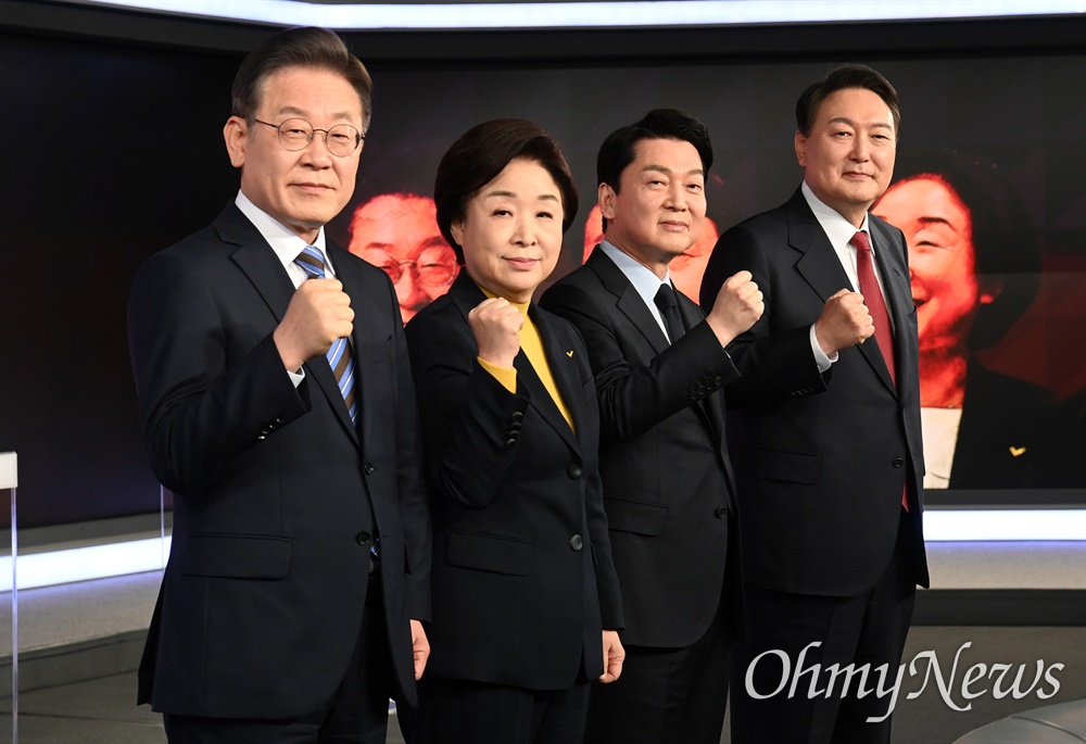  이재명 더불어민주당, 심상정 정의당, 안철수 국민의당, 윤석열 국민의힘 대통령선거 후보(왼쪽부터)가 11일 오후 서울 중구 필동 매경미디어센터에서 열린 한국기자협회 주최·방송 6개사 공동 주관 2022 대선후보 초청 토론회 시작에 앞서 기념촬영을 하고 있다. 
