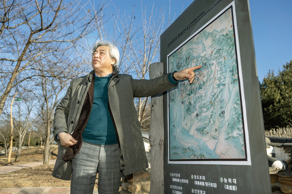  신홍순 남동문화원장이 호구포근린공원에서 '화도진도'를 설명하고 있다.