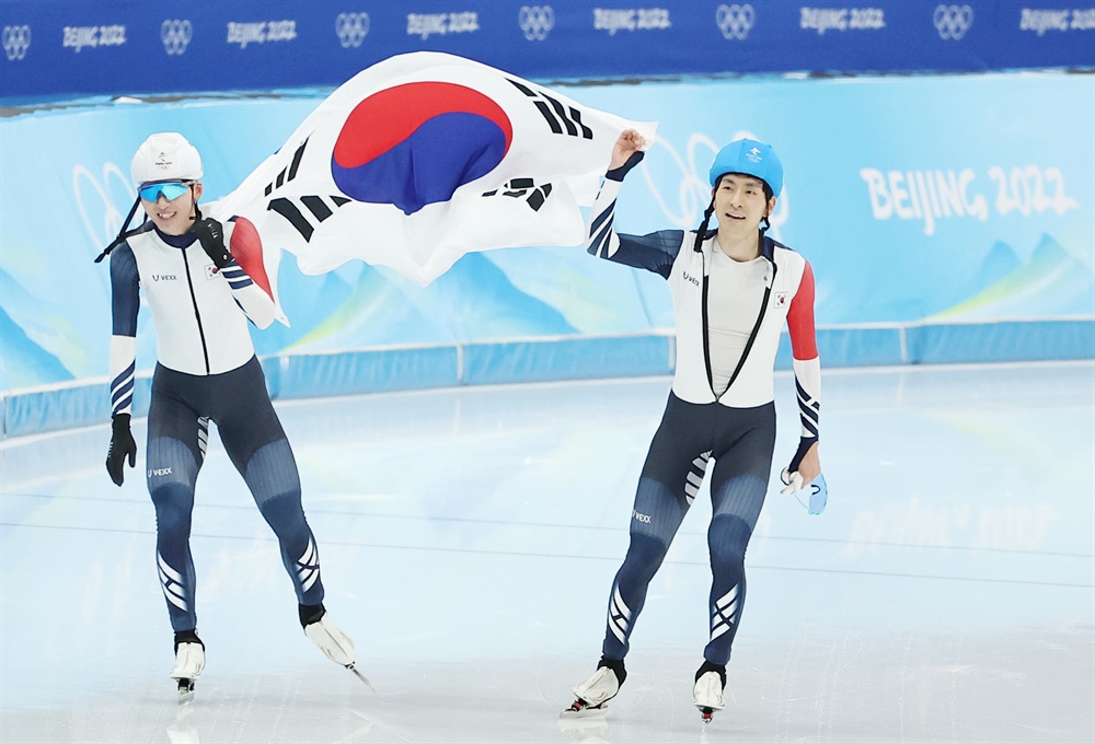  정재원(왼쪽)과 이승훈이 19일 중국 베이징 국립 스피드스케이팅 경기장(오벌)에서 열린 2022 베이징 동계올림픽 스피드스케이팅 남자 매스스타트 결승에서 각각 은메달과 동메달을 획득한 뒤 함께 태극기를 들고 관중석을 향해 인사하고 있다. 2022.2.19