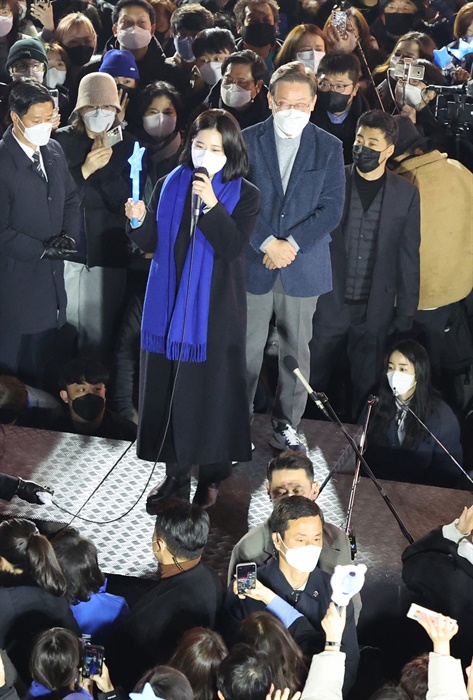  '추적단 불꽃' 활동가 출신인 박지현 디지털성범죄 특별위원장이 8일 서울시 마포구 홍대 걷고싶은거리 광장무대에서 열린 더불어민주당 이재명 대선후보의 마지막 유세에서 지원유세를 하고 있다.