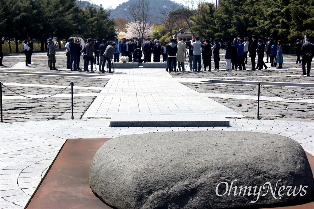  윤호중, 박지현 더불어민주당 비대위원장과 박홍근 원내대표 등 인사들이 4일 오후 김해 봉하마을 고 노무현 대통령 묘소를 참배했다.
