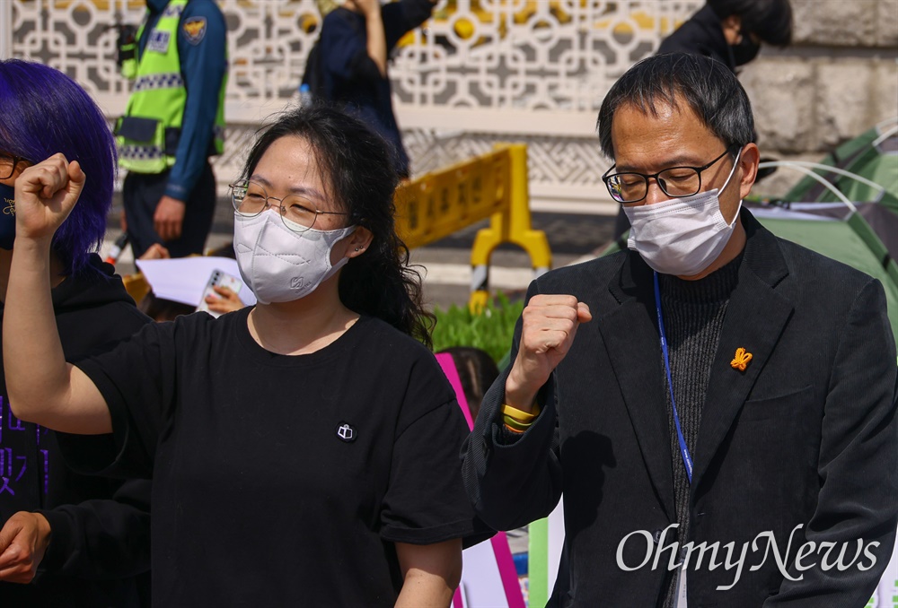  차별금지법제정연대 소속 이호림 성소수자차별반대 무지개행동 집행위원이 더불어민주당 박주민 의원과  11일 오전 서울 여의도 국회 앞에서 차별금지 4월 내 제정 촉구 단식 및 텐트농성 투쟁 돌입 기자회견에 참석해 구호를 외치고 있다. 