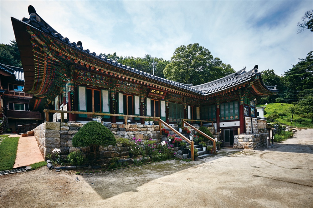  강화는 신의 땅이며 신화의 무대다. 그렇다면 진달래는 '하늘에서 날아온 선물' 아닐까.