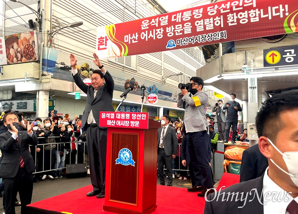  윤석열 대통령선거 당선인이 21일 오후 창원 마산어시장을 찾았다.