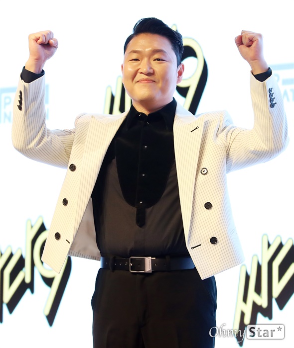 싸이, '싸다9' 파이팅! 싸이(PSY) 가수가 29일 오후 서울 영등포구의 한 호텔에서 열린 정규 9집 <싸다9> 프레스 청음회에서 포토타임을 갖고 있다.  '싸이의 다채로운 9집'이라는 뜻의 <싸다9>는 싸이가 5년 만에 발매하는 앨범으로 성시경, 헤이즈, 제시, 화사, 크러쉬, 타블로, 슈가 등과 협업한 12곡이 수록되어 있다.