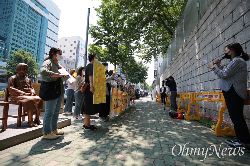  5월 25일 부산시 동구 일본영사관 평화의소녀상 앞에서 일본의 사죄배상을 촉구하는 77차 부산수요시위가 열리고 있다.