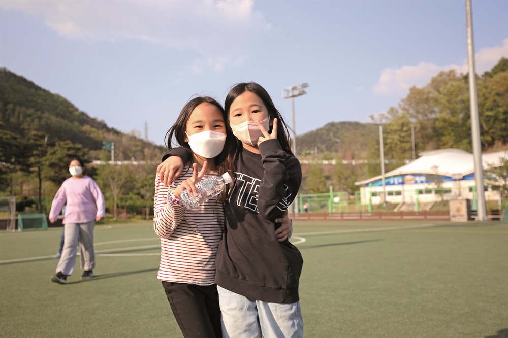  충북 옥천 실개천마을학교에서는 단순한 놀이 외에도 전통놀이·경기민요·캘리그라피·공예·체육활동 등 다양한 프로그램도 진행된다.