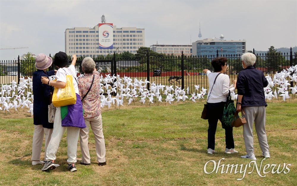  미군에게 반환 받은 용산공원이 열흘 동안 시범 개방된 10일 오전 서울 용산구 용산공원을 찾은 시민들이 대통령실을 바라보고 있다.