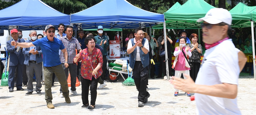  거창 고제중학교 운동장에서 열린 '제27회 사과골 고제 면민체육대회' 