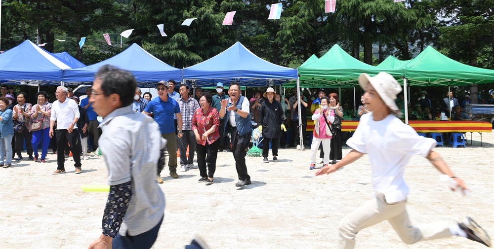  거창 고제중학교 운동장에서 열린 '제27회 사과골 고제 면민체육대회'