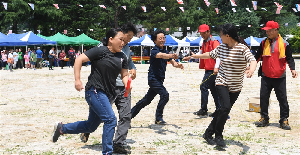  거창 고제중학교 운동장에서 열린 '제27회 사과골 고제 면민체육대회' 