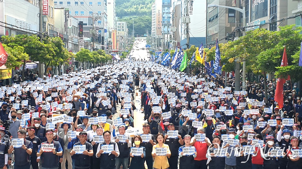  2일 오후 경남 거제 옥포수협사거리에서 열린 “영남권 노동자대회”