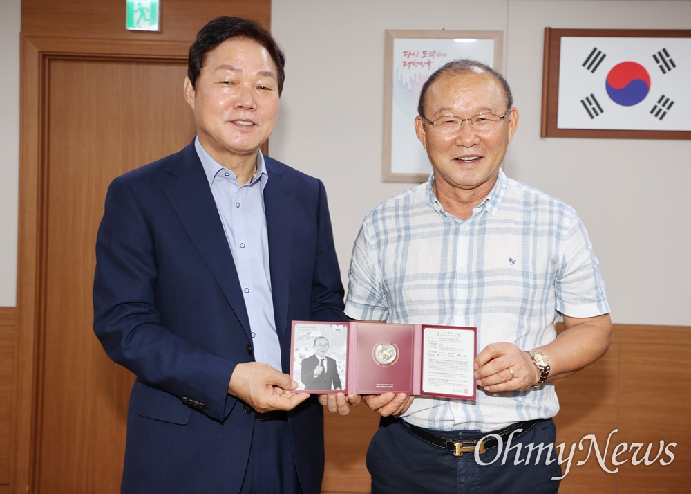  박항서 축구감독이 11일 경남도청을 방문해 박완수 도지사를 만났다.