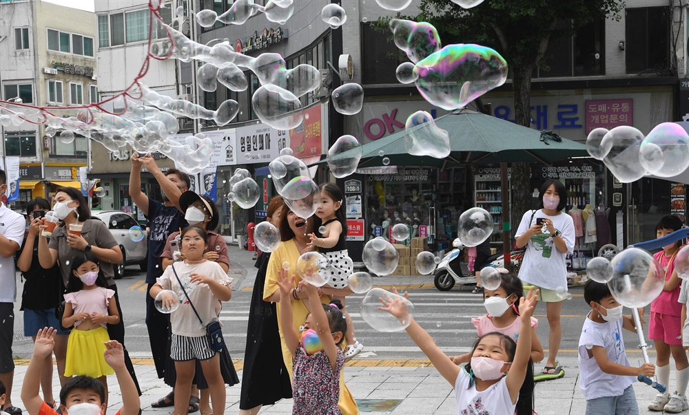  7월 23일 거창군청 앞 문화광장 '매직 버블쇼'.