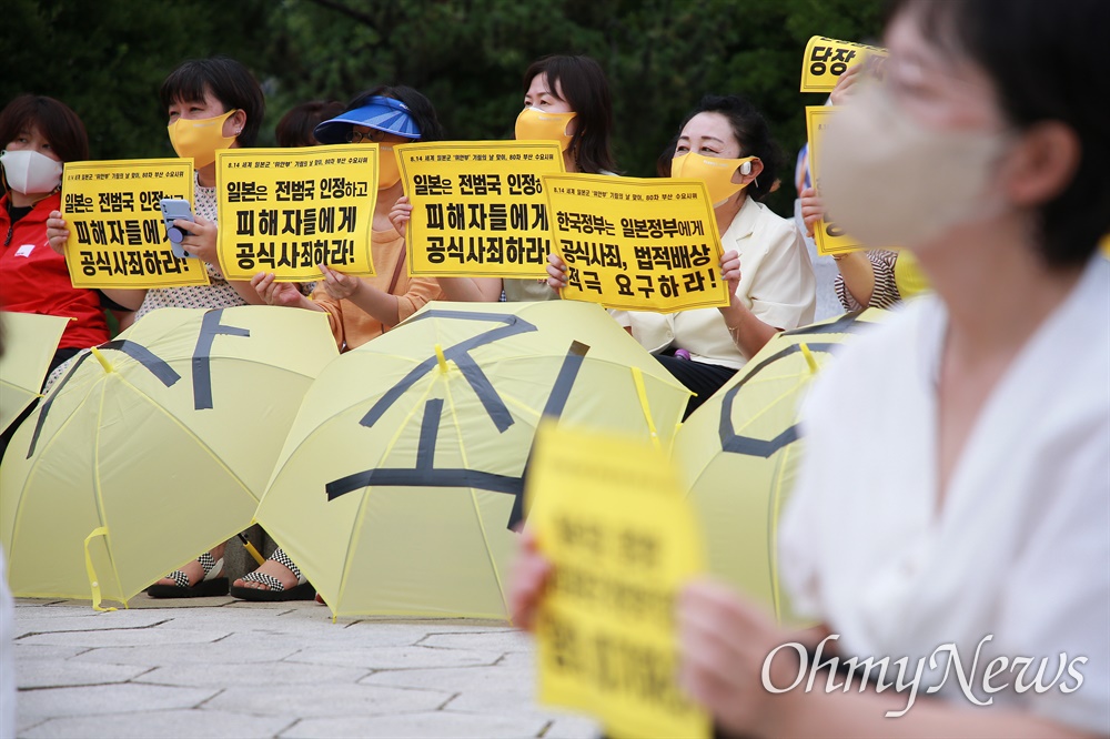  14일 일본군'위안부' 피해자 기림의날을 맞아 부산 일본영사관 인근 항일거리에서 일본군‘위안부’ 문제해결을 위한 부산여성행동 주최로 80차 부산수요시위가 열리고 있다.